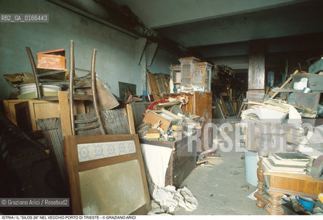 Nome: .REGIONE ISTRIA.Descrizione: .IL SILOS 26 CHE CONTIENE OGGETTI E MASSERIZIE DEI PROFUGHI ESULI ISTRIANI DEL DOPOGUERRA / SOTTO LA TUTELA DELLI.R.C.I. NEL VECCHIO PORTO / SEDIE MOBILI CARTE .Credit: ©Graziano Arici/Rosebud2 / Costo: .A.Nazione: ..Cittˆ: .TRIESTE.Data: .1995