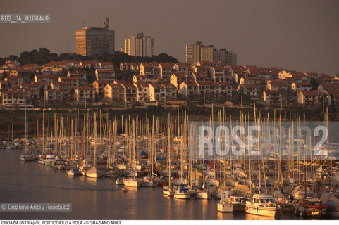 Nome: .REGIONE ISTRIA.Descrizione: .BARCHE PORTICCIOLO AL TRAMONTO.Credit: ©Graziano Arici/Rosebud2 / Costo: .A.Nazione: .REPUBBLICA CROATA.Cittˆ: .POLA.Data: .1992