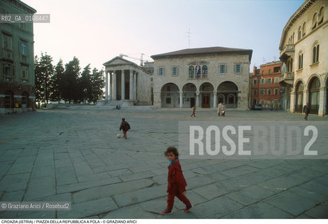 Nome: .REGIONE ISTRIA.Descrizione: .PIAZZA DELLA REPUBBLICA MUNICIPIO TEMPIO DI AUGUSTO.Credit: ©Graziano Arici/Rosebud2 / Costo: .A.Nazione: .REPUBBLICA CROATA.Cittˆ: .POLA.Data: .1992