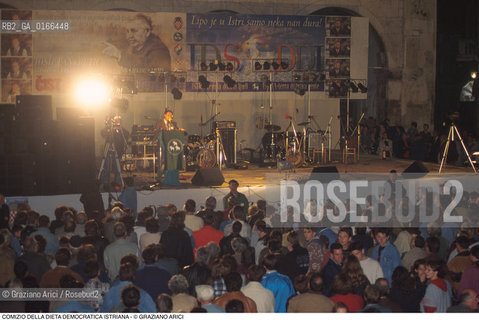 Nome: .REGIONE ISTRIA.Descrizione: .POLITICA / COMIZIO PER LA CAMPAGNA ELETTORALE DELLA DIETA DEMOCRATICA ISTRIANA / PALCO PUBBICO RIFLETTORI MANIFESTI.Credit: ©Graziano Arici/Rosebud2 / Costo: .A.Nazione: .REPUBBLICA CROATA.Cittˆ: .POLA.Data: .1996