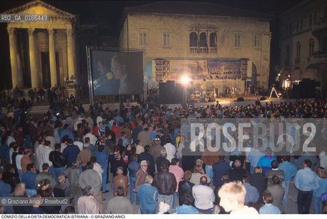 Nome: .REGIONE ISTRIA.Descrizione: .POLITICA / COMIZIO PER LA CAMPAGNA ELETTORALE DELLA DIETA DEMOCRATICA ISTRIANA / PALCO PUBBLICO SCHERMO GIGANTE MANIFESTI / IN PIAZZA DELLA REPUBBLICA.Credit: ©Graziano Arici/Rosebud2 / Costo: .A.Nazione: .REPUBBLICA CROATA.Cittˆ: .POLA.Data: .1996