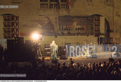 Nome: .REGIONE ISTRIA.Descrizione: .POLITICA / COMIZIO PER LA CAMPAGNA ELETTORALE DELLA DIETA DEMOCRATICA ISTRIANA / PALCO PUBBLICO MANIFESTI / IN PIAZZA DELLA REPUBBLICA.Credit: ©Graziano Arici/Rosebud2 / Costo: .A.Nazione: .REPUBBLICA CROATA.Cittˆ: .POLA.Data: .1996