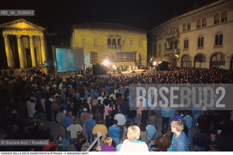 Nome: .REGIONE ISTRIA.Descrizione: .POLITICA / COMIZIO PER LA CAMPAGNA ELETTORALE DELLA DIETA DEMOCRATICA ISTRIANA / PALCO PUBBLICO SCHERMO GIGANTE MANIFESTI / IN PIAZZA DELLA REPUBBLICA.Credit: ©Graziano Arici/Rosebud2 / Costo: .A.Nazione: .REPUBBLICA CROATA.Cittˆ: .POLA.Data: .1996