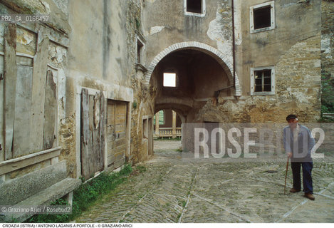 Nome: .REGIONE ISTRIA.Descrizione: .ANTONIO LAGANIS LULTIMO ITALIANO RIMASTO NEL PAESE / STRADINE CASE ABBANDONATE.Credit: ©Graziano Arici/Rosebud2 / Costo: .A.Nazione: .REPUBBLICA CROATA.Cittˆ: .PORTOLE.Data: .1992