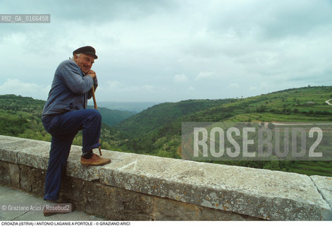 Nome: .REGIONE ISTRIA.Descrizione: .ANTONIO LAGANIS LULTIMO ITALIANO RIMASTO NEL PAESE / SU UN MURETTO COLLINE.Credit: ©Graziano Arici/Rosebud2 / Costo: .A.Nazione: .REPUBBLICA CROATA.Cittˆ: .PORTOLE.Data: .1992