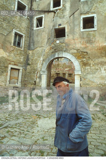 Nome: .REGIONE ISTRIA.Descrizione: .ANTONIO LAGANIS LULTIMO ITALIANO RIMASTO NEL PAESE / CASE ABBANDONATE.Credit: ©Graziano Arici/Rosebud2 / Costo: .A.Nazione: .REPUBBLICA CROATA.Cittˆ: .PORTOLE.Data: .1992