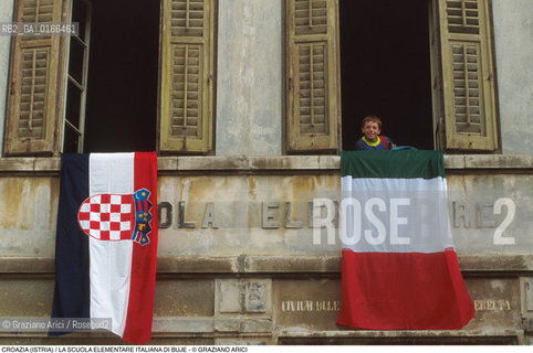 Nome: .REGIONE ISTRIA.Descrizione: .LA SCUOLA ELEMENTARE ITALIANA / BAMBINO ALLA FINESTRA, BANDIERE.Credit: ©Graziano Arici/Rosebud2 / Costo: .A.Nazione: .REPUBBLICA CROATA.Cittˆ: .BUJE (BUIE).Data: .1992.