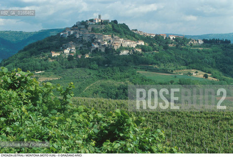 Nome: .REGIONE ISTRIA.Descrizione: .PAESE SULLA COLLINA .Credit: ©Graziano Arici/Rosebud2 / Costo: .A.Nazione: .REPUBBLICA CROATA.Cittˆ: .MONTONA (MOTO VUN).Data: .1992