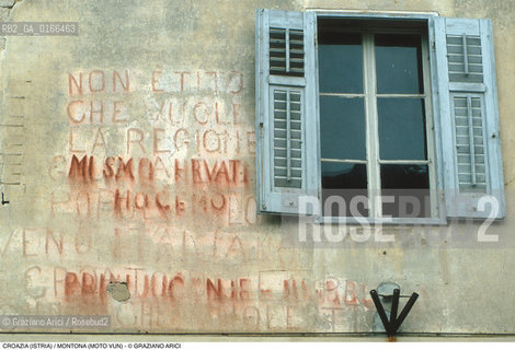 Nome: .REGIONE ISTRIA.Descrizione: .SCRITTE SU TITO SUL MURO, FINESTRA.Credit: ©Graziano Arici/Rosebud2 / Costo: .A.Nazione: .REPUBBLICA CROATA.Cittˆ: .MONTONA (MOTO VUN).Data: .1992