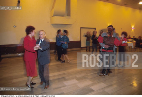 Nome: .REGIONE ISTRIA.Descrizione: .IL CIRCOLO ITALIANO / COPPIE CHE BALLANO.Credit: ©Graziano Arici/Rosebud2 / Costo: .A.Nazione: .REPUBBLICA CROATA.Cittˆ: .POLA.Data: .1992