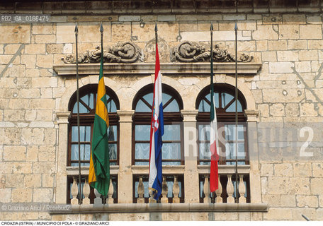 Nome: .REGIONE ISTRIA.Descrizione: .FINESTRE DEL MUNICIPIO, BANDIERE .Credit: ©Graziano Arici/Rosebud2 / Costo: .A.Nazione: .REPUBBLICA CROATA.Cittˆ: .POLA.Data: .1992