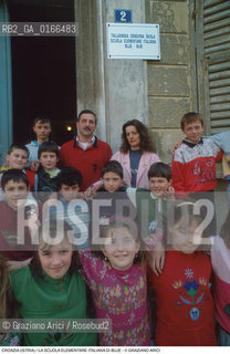 Nome: .REGIONE ISTRIA.Descrizione: .LA SCUOLA ELEMENTARE ITALIANA / BAMBINI CON I MAESTRI DAVANTI ALLENTRATA.Credit: ©Graziano Arici/Rosebud2 / Costo: .A.Nazione: .REPUBBLICA CROATA.Cittˆ: .BUJE (BUIE).Data: .1992.