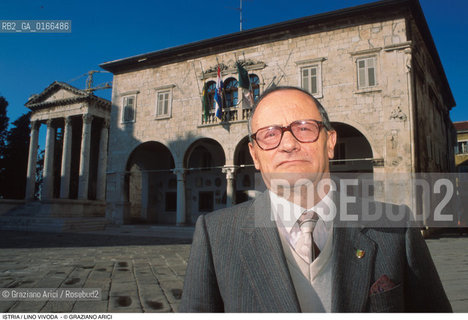 Nome: .REGIONE ISTRIA.Descrizione: .POLITICA / LINO VIVODA DIRETTORE DEL GIORNALE ISTRIA EUROPA / NELLA  PIAZZA DELLA REPUBBLICA .Credit: ©Graziano Arici/Rosebud2 / Costo: .A.Nazione: ..Cittˆ: .POLA.Data: .1995