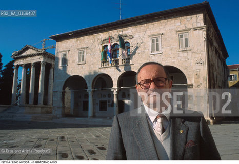 Nome: .REGIONE ISTRIA.Descrizione: .POLITICA / LINO VIVODA DIRETTORE DEL GIORNALE ISTRIA EUROPA / IN PIAZZA DELLA REPUBBLICA .Credit: ©Graziano Arici/Rosebud2 / Costo: .A.Nazione: ..Cittˆ: .POLA.Data: .1995