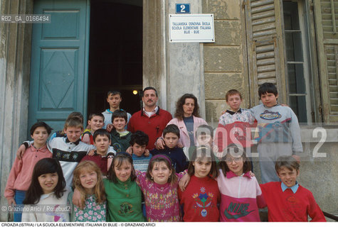 Nome: .REGIONE ISTRIA.Descrizione: .LA SCUOLA ELEMENTARE ITALIANA / BAMBINI CON I MAESTRI DAVANTI ALLENTRATA.Credit: ©Graziano Arici/Rosebud2 / Costo: .A.Nazione: .REPUBBLICA CROATA.Cittˆ: .BUJE (BUIE).Data: .1992.