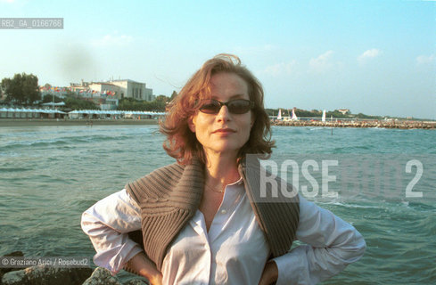 CINEMA 2000 / 57. MOSTRA INTERNAZIONALE DARTE CINEMATOGRAFICA - LATTRICE ISABELLE HUPPERT (FRANCIA) IN SPIAGGIA / MARE - ©Graziano Arici/Rosebud2