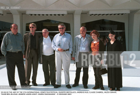 Caption: Nome:.GIUSEPPE BERTOLUCCI, ANDREAS KILB, CLAUDE CHABROL, MILOS FORMAN, TAHAR BEN JELLOUN, JENNIFER JASON LEIGHT, SAMIRA MAKHMALBAF.Descrizione:.CINEMA / LA GIURIA DELLA 57ma MOSTRA INTERNAZIONALE DARTE CINEMATOGRAFICA.Credit:.Graziano Arici/Rosebud2 Costo:.A.Nazione:..Cittˆ:.VENEZIA.Data:.2000
