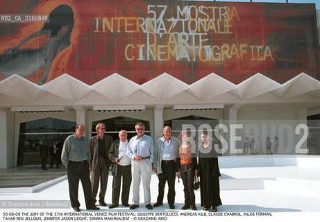 Caption: Nome:.GIUSEPPE BERTOLUCCI, ANDREAS KILB, CLAUDE CHABROL, MILOS FORMAN, TAHAR BEN JELLOUN, JENNIFER JASON LEIGHT, SAMIRA MAKHMALBAF.Descrizione:.CINEMA / LA GIURIA DELLA 57ma MOSTRA INTERNAZIONALE DARTE CINEMATOGRAFICA.Credit:.Graziano Arici/Rosebud2 Costo:.A.Nazione:..Cittˆ:.VENEZIA.Data:.2000