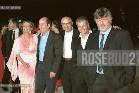 CINEMA / 57th INTERNATIONAL. VENICE FILM FESTIVAL (ITALY) - 8/9/00: THE ACTRESS ISABELLA FERRARI AND THE ACTORS ANTONIO ALBANESE, IVANO MARESCOTTI, FABRIZIO BENTIVOGLIO WITH THE DIRECTOR CARLO MAZZACURATI (ITALY) IN FRONT OF THE CINEMA PALACE FOR THE PROJECTION OF THE FILM LA LINGUA DEL SANTO- ©Graziano Arici/Rosebud2