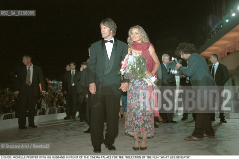 CINEMA 2000 / 57. MOSTRA INTERNAZIONALE DARTE CINEMATOGRAFICA - LATTRICE MICHELLE PFEIFFER (USA) CON IL MARITO DAVANTI AL PALAZZO DEL CINEMA PER LA PROIEZIONE DEL FILM WHAT LIES BENEATH - ©Graziano Arici/Rosebud2