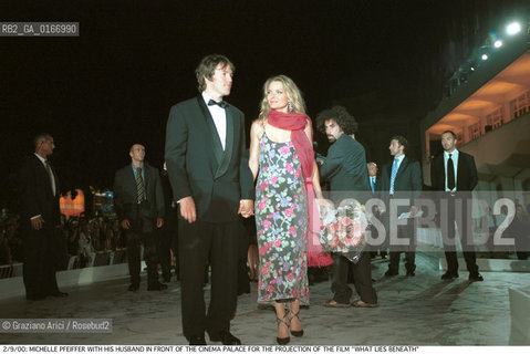 CINEMA 2000 / 57. MOSTRA INTERNAZIONALE DARTE CINEMATOGRAFICA - LATTRICE MICHELLE PFEIFFER (USA) CON IL MARITO DAVANTI AL PALAZZO DEL CINEMA PER LA PROIEZIONE DEL FILM WHAT LIES BENEATH - ©Graziano Arici/Rosebud2