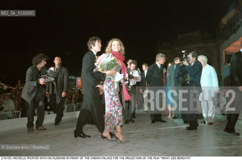 CINEMA 2000 / 57. MOSTRA INTERNAZIONALE DARTE CINEMATOGRAFICA - LATTRICE MICHELLE PFEIFFER (USA) CON IL MARITO DAVANTI AL PALAZZO DEL CINEMA PER LA PROIEZIONE DEL FILM WHAT LIES BENEATH - ©Graziano Arici/Rosebud2