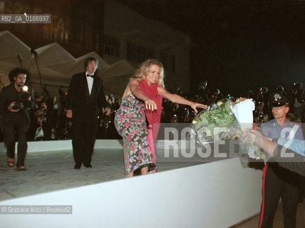 CINEMA 2000 / 57. MOSTRA INTERNAZIONALE DARTE CINEMATOGRAFICA - LATTRICE MICHELLE PFEIFFER (USA) CON IL MARITO DAVANTI AL PALAZZO DEL CINEMA PER LA PROIEZIONE DEL FILM WHAT LIES BENEATH - ©Graziano Arici/Rosebud2