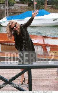 Caption: Nome:.PFEIFFER MICHELLE.Descrizione:.CINEMA ATTRICE.CINEMA ACTRESS .Credit:.Graziano Arici/Rosebud2 Costo:.A.Nazione:.USA.Cittˆ:.VENEZIA.VENICE.Data:.2000Caption: Nome:.PFEIFFER MICHELLE.Descrizione:.CINEMA ATTRICE.CINEMA ACTRESS .Credit:.Graziano Arici/Rosebud2 Costo:.A.Nazione:.USA.Cittˆ:.VENEZIA.VENICE.Data:.2000