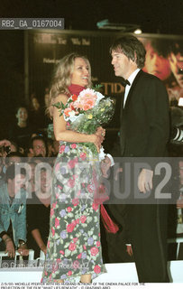 CINEMA 2000 / 57. MOSTRA INTERNAZIONALE DARTE CINEMATOGRAFICA - LATTRICE MICHELLE PFEIFFER (USA) CON IL MARITO DAVANTI AL PALAZZO DEL CINEMA PER LA PROIEZIONE DEL FILM WHAT LIES BENEATH - ©Graziano Arici/Rosebud2