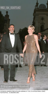 Caption: Nome:.STONE SHARON .Descrizione:.CINEMA ATTRICE / CON IL MARITO.Credit:.Graziano Arici/Rosebud2 Costo:.A.Nazione:.USA.Cittˆ:.VENEZIA.Data:.2000