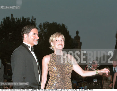 Caption: Nome:.STONE SHARON .Descrizione:.CINEMA ATTRICE / CON IL MARITO.Credit:.Graziano Arici/Rosebud2 Costo:.A.Nazione:.USA.Cittˆ:.VENEZIA.Data:.2000