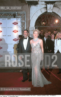 Caption: Nome:.STONE SHARON .Descrizione:.CINEMA ATTRICE / CON IL MARITO DURANTE LA FESTA DI BENEFICIENZA PER LAMFAR (ASSOCIAZIONE AMERICANA PER LA RICERCA SULLAIDS) / A PALAZZO CINI NELLISOLA DI S. GIORGIO .CINEMA ACTRESS / WITH HER HUSBAND DURING THE PARTY CINEMA AGAINST AIDS TO BENEFIT THE AMFAR (AMERICAN FOUNDATION FOR AIDS RESEARCH) / AT PALAZZO CINI IN THE ISLE OF S. GIORGIO.Credit:.Graziano Arici/Rosebud2 Costo:.A.Nazione:.USA.Cittˆ:.VENEZIA.VENICE.Data:.2000