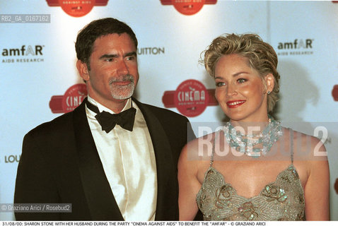 Caption: Nome:.STONE SHARON .Descrizione:.CINEMA ATTRICE / CON IL MARITO DURANTE LA FESTA DI BENEFICIENZA PER LAMFAR (ASSOCIAZIONE AMERICANA PER LA RICERCA SULLAIDS) / A PALAZZO CINI NELLISOLA DI S. GIORGIO .CINEMA ACTRESS / WITH HER HUSBAND DURING THE PARTY CINEMA AGAINST AIDS TO BENEFIT THE AMFAR (AMERICAN FOUNDATION FOR AIDS RESEARCH) / AT PALAZZO CINI IN THE ISLE OF S. GIORGIO.Credit:.Graziano Arici/Rosebud2 Costo:.A.Nazione:.USA.Cittˆ:.VENEZIA.VENICE.Data:.2000