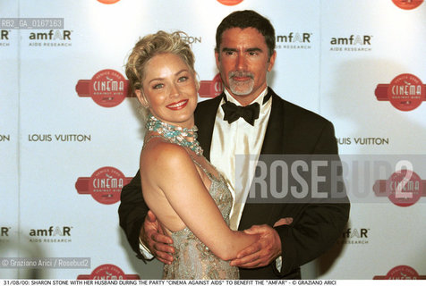 Caption: Nome:.STONE SHARON .Descrizione:.CINEMA ATTRICE / CON IL MARITO DURANTE LA FESTA DI BENEFICIENZA PER LAMFAR (ASSOCIAZIONE AMERICANA PER LA RICERCA SULLAIDS) / A PALAZZO CINI NELLISOLA DI S. GIORGIO .CINEMA ACTRESS / WITH HER HUSBAND DURING THE PARTY CINEMA AGAINST AIDS TO BENEFIT THE AMFAR (AMERICAN FOUNDATION FOR AIDS RESEARCH) / AT PALAZZO CINI IN THE ISLE OF S. GIORGIO.Credit:.Graziano Arici/Rosebud2 Costo:.A.Nazione:.USA.Cittˆ:.VENEZIA.VENICE.Data:.2000