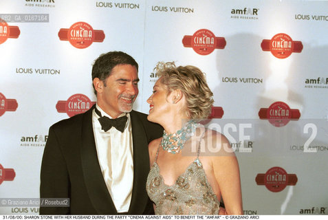 Caption: Nome:.STONE SHARON .Descrizione:.CINEMA ATTRICE / CON IL MARITO DURANTE LA FESTA DI BENEFICIENZA PER LAMFAR (ASSOCIAZIONE AMERICANA PER LA RICERCA SULLAIDS) / A PALAZZO CINI NELLISOLA DI S. GIORGIO .CINEMA ACTRESS / WITH HER HUSBAND DURING THE PARTY CINEMA AGAINST AIDS TO BENEFIT THE AMFAR (AMERICAN FOUNDATION FOR AIDS RESEARCH) / AT PALAZZO CINI IN THE ISLE OF S. GIORGIO.Credit:.Graziano Arici/Rosebud2 Costo:.A.Nazione:.USA.Cittˆ:.VENEZIA.VENICE.Data:.2000