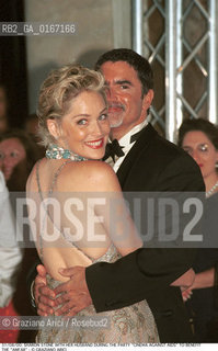 Caption: Nome:.STONE SHARON .Descrizione:.CINEMA ATTRICE / CON IL MARITO DURANTE LA FESTA DI BENEFICIENZA PER LAMFAR (ASSOCIAZIONE AMERICANA PER LA RICERCA SULLAIDS) / A PALAZZO CINI NELLISOLA DI S. GIORGIO .CINEMA ACTRESS / WITH HER HUSBAND DURING THE PARTY CINEMA AGAINST AIDS TO BENEFIT THE AMFAR (AMERICAN FOUNDATION FOR AIDS RESEARCH) / AT PALAZZO CINI IN THE ISLE OF S. GIORGIO.Credit:.Graziano Arici/Rosebud2 Costo:.A.Nazione:.USA.Cittˆ:.VENEZIA.VENICE.Data:.2000