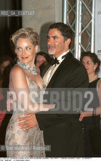Caption: Nome:.STONE SHARON .Descrizione:.CINEMA ATTRICE / CON IL MARITO DURANTE LA FESTA DI BENEFICIENZA PER LAMFAR (ASSOCIAZIONE AMERICANA PER LA RICERCA SULLAIDS) / A PALAZZO CINI NELLISOLA DI S. GIORGIO .CINEMA ACTRESS / WITH HER HUSBAND DURING THE PARTY CINEMA AGAINST AIDS TO BENEFIT THE AMFAR (AMERICAN FOUNDATION FOR AIDS RESEARCH) / AT PALAZZO CINI IN THE ISLE OF S. GIORGIO.Credit:.Graziano Arici/Rosebud2 Costo:.A.Nazione:.USA.Cittˆ:.VENEZIA.VENICE.Data:.2000