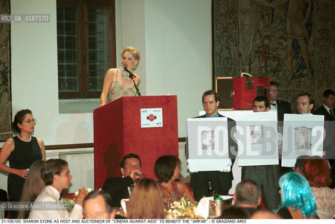 Caption: Nome:.STONE SHARON .Descrizione:.CINEMA ATTRICE / DURANTE LASTA DI BENEFICIENZA PER LAMFAR (ASSOCIAZIONE AMERICANA PER LA RICERCA SULLAIDS) / A PALAZZO CINI NELLISOLA DI S. GIORGIO .CINEMA ACTRESS / AS HOST AND AUCTIONEER OF CINEMA AGAINST AIDS TO BENEFIT THE AMFAR (AMERICAN FOUNDATION FOR AIDS RESEARCH) / AT PALAZZO CINI IN THE ISLE OF S. GIORGIO.Credit:.Graziano Arici/Rosebud2 Costo:.A.Nazione:.USA.Cittˆ:.VENEZIA.VENICE.Data:.2000