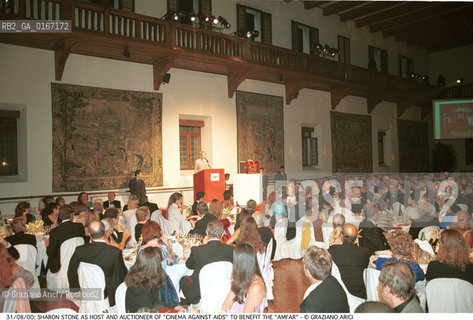 Caption: Nome:.STONE SHARON .Descrizione:.CINEMA ATTRICE / DURANTE LASTA DI BENEFICIENZA PER LAMFAR (ASSOCIAZIONE AMERICANA PER LA RICERCA SULLAIDS) / A PALAZZO CINI NELLISOLA DI S. GIORGIO .CINEMA ACTRESS / AS HOST AND AUCTIONEER OF CINEMA AGAINST AIDS TO BENEFIT THE AMFAR (AMERICAN FOUNDATION FOR AIDS RESEARCH) / AT PALAZZO CINI IN THE ISLE OF S. GIORGIO.Credit:.Graziano Arici/Rosebud2 Costo:.A.Nazione:.USA.Cittˆ:.VENEZIA.VENICE.Data:.2000