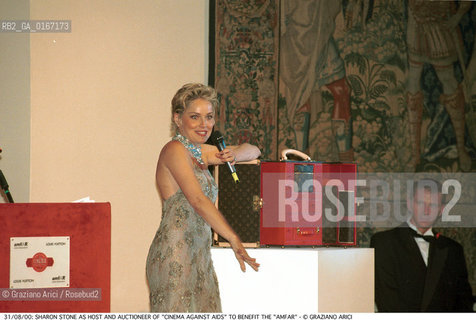 Caption: Nome:.STONE SHARON .Descrizione:.CINEMA ATTRICE / DURANTE LASTA DI BENEFICIENZA PER LAMFAR (ASSOCIAZIONE AMERICANA PER LA RICERCA SULLAIDS) / A PALAZZO CINI NELLISOLA DI S. GIORGIO .CINEMA ACTRESS / AS HOST AND AUCTIONEER OF CINEMA AGAINST AIDS TO BENEFIT THE AMFAR (AMERICAN FOUNDATION FOR AIDS RESEARCH) / AT PALAZZO CINI IN THE ISLE OF S. GIORGIO.Credit:.Graziano Arici/Rosebud2 Costo:.A.Nazione:.USA.Cittˆ:.VENEZIA.VENICE.Data:.2000