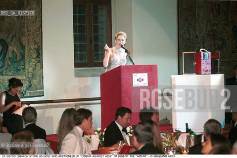Caption: Nome:.STONE SHARON .Descrizione:.CINEMA ATTRICE / DURANTE LASTA DI BENEFICIENZA PER LAMFAR (ASSOCIAZIONE AMERICANA PER LA RICERCA SULLAIDS) / A PALAZZO CINI NELLISOLA DI S. GIORGIO .CINEMA ACTRESS / AS HOST AND AUCTIONEER OF CINEMA AGAINST AIDS TO BENEFIT THE AMFAR (AMERICAN FOUNDATION FOR AIDS RESEARCH) / AT PALAZZO CINI IN THE ISLE OF S. GIORGIO.Credit:.Graziano Arici/Rosebud2 Costo:.A.Nazione:.USA.Cittˆ:.VENEZIA.VENICE.Data:.2000