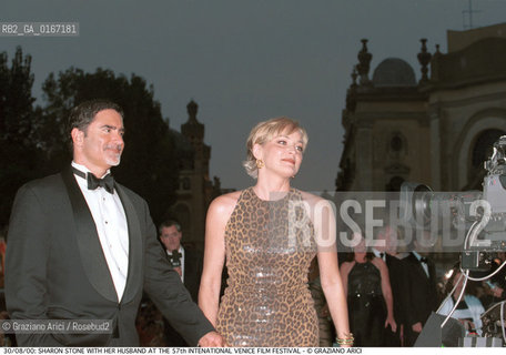 Caption: Nome:.STONE SHARON .Descrizione:.CINEMA ATTRICE / CON IL MARITO.Credit:.Graziano Arici/Rosebud2 Costo:.A.Nazione:.USA.Cittˆ:.VENEZIA.Data:.2000