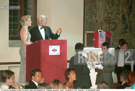 Caption: Nome:.STONE SHARON AND RICHARD GERE.Descrizione:.CINEMA ATTORI / DURANTE LASTA DI BENEFICIENZA PER LAMFAR (ASSOCIAZIONE AMERICANA PER LA RICERCA SULLAIDS) / A PALAZZO CINI NELLISOLA DI S. GIORGIO .CINEMA ACTORS / AS HOST AND AUCTIONEER OF CINEMA AGAINST AIDS TO BENEFIT THE AMFAR (AMERICAN FOUNDATION FOR AIDS RESEARCH) / AT PALAZZO CINI IN THE ISLE OF S. GIORGIO.Credit:.Graziano Arici/Rosebud2 Costo:.A.Nazione:.USA.Cittˆ:.VENEZIA.VENICE.Data:.2000