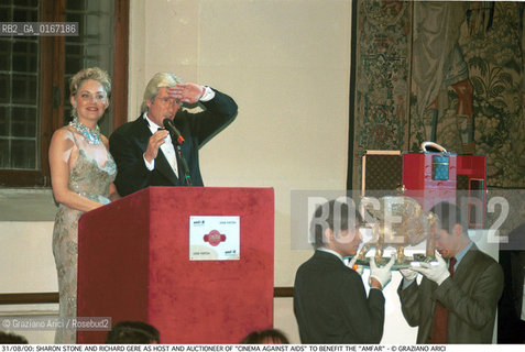 Caption: Nome:.STONE SHARON AND RICHARD GERE.Descrizione:.CINEMA ATTORI / DURANTE LASTA DI BENEFICIENZA PER LAMFAR (ASSOCIAZIONE AMERICANA PER LA RICERCA SULLAIDS) / A PALAZZO CINI NELLISOLA DI S. GIORGIO .CINEMA ACTORS / AS HOST AND AUCTIONEER OF CINEMA AGAINST AIDS TO BENEFIT THE AMFAR (AMERICAN FOUNDATION FOR AIDS RESEARCH) / AT PALAZZO CINI IN THE ISLE OF S. GIORGIO.Credit:.Graziano Arici/Rosebud2 Costo:.A.Nazione:.USA.Cittˆ:.VENEZIA.VENICE.Data:.2000