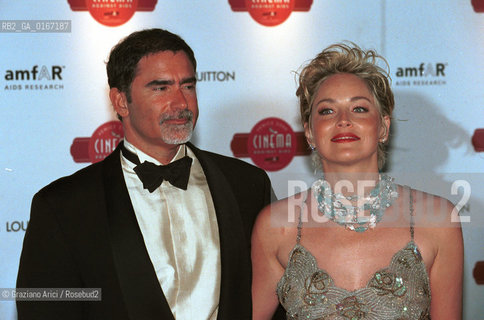 Caption: Nome:.STONE SHARON .Descrizione:.CINEMA ATTRICE / CON IL MARITO DURANTE LA FESTA DI BENEFICIENZA PER LAMFAR (ASSOCIAZIONE AMERICANA PER LA RICERCA SULLAIDS) / A PALAZZO CINI NELLISOLA DI S. GIORGIO .CINEMA ACTRESS / WITH HER HUSBAND DURING THE PARTY CINEMA AGAINST AIDS TO BENEFIT THE AMFAR (AMERICAN FOUNDATION FOR AIDS RESEARCH) / AT PALAZZO CINI IN THE ISLE OF S. GIORGIO.Credit:.Graziano Arici/Rosebud2 Costo:.A.Nazione:.USA.Cittˆ:.VENEZIA.VENICE.Data:.2000