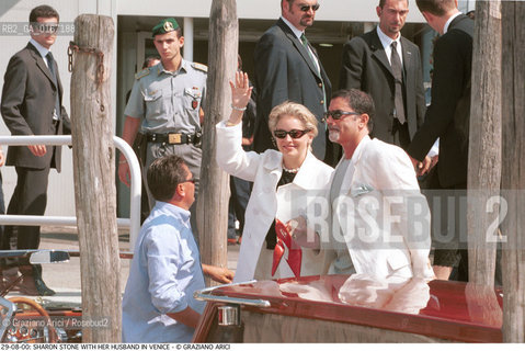 Caption: Nome:.STONE SHARON.Descrizione:.CINEMA ATTRICE / CON IL MARITO.Credit:.Graziano Arici/Rosebud2 Costo:.A.Nazione:.USA.Cittˆ:.VENEZIA.Data:.2000