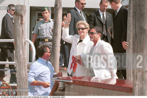 Caption: Nome:.STONE SHARON.Descrizione:.CINEMA ATTRICE / CON IL MARITO.Credit:.Graziano Arici/Rosebud2 Costo:.A.Nazione:.USA.Cittˆ:.VENEZIA.Data:.2000