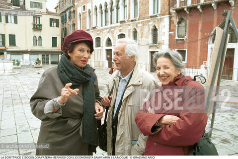 FONDAMENTA 5/8 OTTOBRE 2000: GLOBO CONTESO - LETTERATURA ECONOMIA SOCIOLOGIA / LA SCRITTRICE E SOCIOLOGA FATEMA MERNISSI (MAROCCO) CON LECONOMISTA SAMIR AMIN (EGITTO) E LA MOGLIE / A VENEZIA IN CAMPO S. ANGELO - ©Graziano Arici/Rosebud2