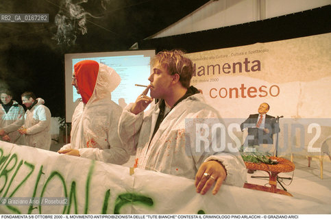 FONDAMENTA 5/8 OTTOBRE 2000: GLOBO CONTESO - CRIMINALITA MAFIA DROGA INVESTIGAZIONI CONTESTAZIONE / IL MOVIMENTO ANTIPROIBIZIONISTA DELLE TUTE BIANCHE CONTESTA IL CRIMINOLOGO PINO ARLACCHI / STRISCIONE CANNA - ©Graziano Arici/Rosebud2