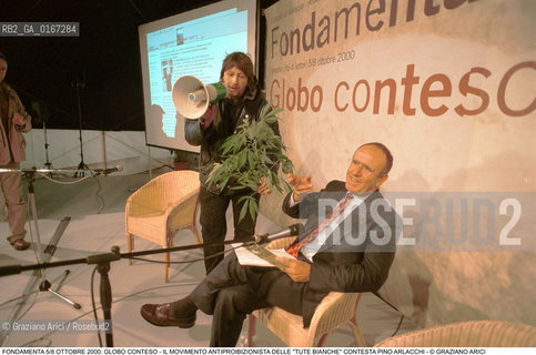 FONDAMENTA 5/8 OTTOBRE 2000: GLOBO CONTESO - CRIMINALITA MAFIA DROGA INVESTIGAZIONI CONTESTAZIONE / LUCA CASARINI, LEADER DEI CENTRI SOCIALI DEL NORD EST E DEL MOVIMENTO ANTIPROIBIZIONISTA DELLE TUTE BIANCHE, CONTESTA IL CRIMINOLOGO PINO ARLACCHI / PIANTA DI MARIUANA MEGAFONO  - ©Graziano Arici/Rosebud2